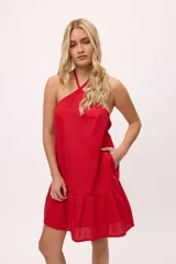 Vestido corto de cuello halter con espalda descubierta y falda con volado en el ruedo.