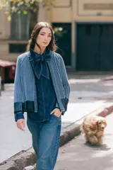 Saco tejido de punto con cuello a la base y manga larga, de diseño reversible y corte recto. Presenta un acabado bicolor que genera un efecto visual de contraste en los bordes y puños.