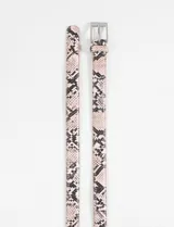 Cinturón delgado con estampado de piel de serpiente en tonos rosa, blanco y negro. Hebilla metálica plateada.
