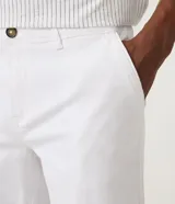 Bermuda masculina de sarga color rosa, corte slim, con bolsillos laterales y cierre con botón y cremallera.