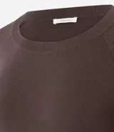 Suéter de punto color marrón chocolate, con cuello redondo y mangas largas con puños acanalados. Presenta un diseño básico y versátil de corte recto.