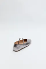 Balerina negra de cuero sintético con punta redondeada, escote en V y tira elástica sobre el empeine.