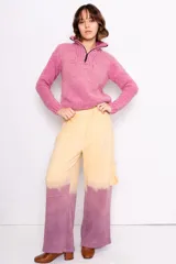 Pantalón cargo de jersey de lana merino con calce relajado y cintura elastizada. Presenta un diseño de degradé en la parte inferior de las piernas y un bolsillo lateral tipo cargo.