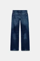 Jeans wide leg de tiro bajo y cinco bolsillos con efecto lavado y cierre frontal con cremallera y botón metálico.