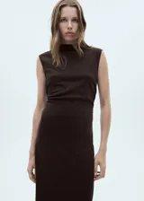 Vestido midi de tejido de punto color marrón oscuro, con cuello redondo, sin mangas y diseño entallado con detalles fruncidos en la cintura. Cuenta con cierre de cremallera en la parte posterior y forro interior.
