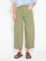 Pantalón de corte relajado color verde oliva, confeccionado en algodón. Presenta un diseño de cinco bolsillos estilo jeanero, tiro alto, pierna ancha y largo al tobillo.