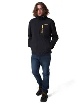 Chaqueta impermeable negra Caterpillar de tejido ripstop, con capucha ajustable, cierre frontal con cremallera y velcro, y bolsillos con cierre, destacando un bolsillo en el pecho con cremallera amarilla y parche con el logo de la marca.
