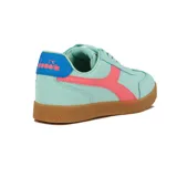 Championes casuales Diadora modelo Bamtelo, color celeste pastel con detalles en rosado vibrante y azul claro. Presentan suela de goma color caramelo.