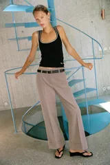 Musculosa de algodón color blanco con cuello redondo amplio y sisas. Cuenta con detalles de ribetes dorados brillantes en el escote, tirantes y costuras laterales.