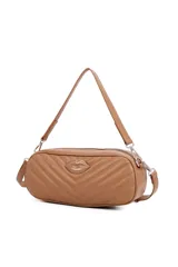 Morral Las Oreiro color marrón, con diseño acolchado en zigzag y un aplique en forma de labios en el frente. Tiene una correa ajustable y herrajes metálicos plateados.