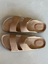 Sandalias planas color camel con doble tira ancha con costuras a la vista y plantilla de corcho.