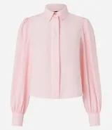 Camisa celeste de crepé con cuello inglés, manga larga abullonada y abotonadura frontal.