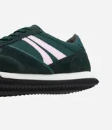 Championes de estilo vintage para mujer, modelo chutera, en color verde oscuro con detalles en rosado y blanco. Presentan suela dentada negra, puntera redondeada y cordones a tono.