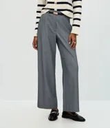 Pantalón de sastrería corte recto confeccionado en crepé, con trabillas en la cintura, bolsillos traseros y cinto fino incluido.