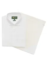 Camisa de manga larga RKF confeccionada en popelina de algodón, con cuello italiano, cierre frontal con botones y bolsillo en el pecho con logo bordado.