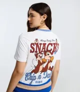 Remera de algodón color blanco con cuello redondo en contraste azul. Presenta un estampado gráfico en la espalda de los personajes Tico y Teco con la leyenda 'Always Ready For Snacks' y 'Chip n Dale'.
