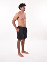 Short de baño negro liso, con cintura elástica y bolsillos laterales.