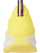 Zapatillas de running Tommy Hilfiger color amarillo, confeccionadas en tejido de punto elástico de poliéster reciclado, con cordones, suela dentada y plantilla de acupresión.