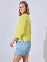 Buzo color salmón en tejido calado, marca Cable & Gauge. Cuello a la base, largo de manga 3/4. Ruedo y puño en tejido acanalado.