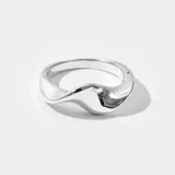 Anillo plateado con diseño ondulado.
