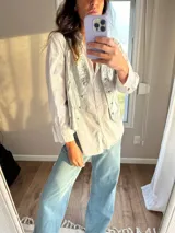 Chaleco de cuero ovino italiano color plateado con tachas y botones metálicos.