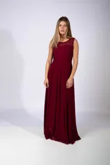Vestido largo de fiesta color bordó, con escote redondo y detalle de encaje en la parte superior. Presenta una falda con tablas que aporta movimiento y caída fluida.