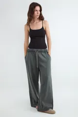 Pantalón jogger gris oscuro de tiro medio, con cintura elástica con cordón ajustable y pernera recta y ancha.