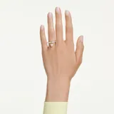 Anillo de diseño romántico con acabado metálico combinado en tono oro y rodio. Presenta un motivo central de corazón tipo medallón con un cristal de Swarovski Zirconia rosa y pavé de cristales transparentes en el aro.