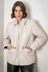 Campera de cuero azul con acabado gastado, diseño acolchado con costuras en forma de rombos, cierre frontal completo y bolsillos laterales.