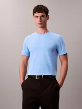 Remera de manga corta Calvin Klein confeccionada en tejido liquid stretch de algodón con elastano. Presenta cuello redondo y logo de la marca sutilmente bordado en el pecho.