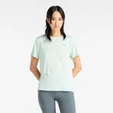 Remera deportiva New Balance de manga corta, color verde menta, con tecnología de secado rápido y logotipo reflectante en el pecho.