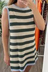 Vestido corto tejido a rayas horizontales en verde oscuro y beige, con cuello redondo y ribete celeste en el cuello y el dobladillo.
