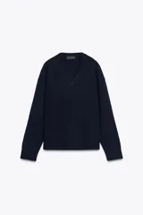 Jersey de punto liso confeccionado en lana 100%, con cuello en pico y manga larga. Presenta acabados en rib en puños y bajo.