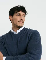 Sweater de punto con escote en V y manga larga, confeccionado en tejido acrílico con textura suave.
