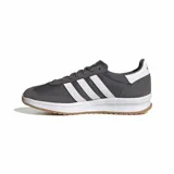 Championes Adidas modelo Run 70s 2.0, de estilo retro inspirado en los años 70. Presentan un diseño en tonos gris oscuro con las icónicas tres tiras laterales en blanco, mediasuela Cloudfoam para mayor amortiguación y suela de caucho color caramelo.