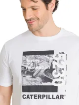 Remera Caterpillar blanca de manga corta y cuello redondo, con estampa fotográfica y gráfica en el pecho con texto institucional y de la marca.