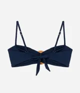 Top de bikini bandeau azul marino confeccionado en microfibra texturizada, con tirantes finos regulables y removibles. Cuenta con un aplique redondo de paja en el centro del busto y copas extraíbles.