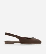 Bailarina de diseño minimalista en color marrón, confeccionada en material sintético con acabado liso. Presenta punta redondeada, suela plana con taco bajo y una tira elástica en el talón para un ajuste cómodo y seguro.