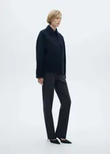 Pantalon de vestir de tiro alto con diseño de raya diplomática, corte recto y cierre oculto de botón, gancho y cremallera. Cuenta con bolsillos de ribete en la parte posterior y aberturas con cierre en el bajo.