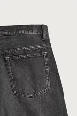 Bermuda de denim de algodón con efecto lavado desgastado en tonos marrones y azules. Tiene tiro medio, diseño de cinco bolsillos, pierna recta de corte holgado y bajo con acabado irregular. Cuenta con cierre frontal de cremallera y botón metálico.