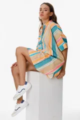 Zapatillas bajas con estampado animal print de leopardo, cordones negros y suela blanca.