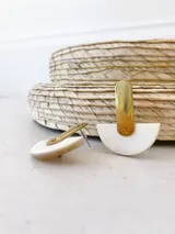 Aros colgantes con base dorada y medio disco de guampa color hueso.