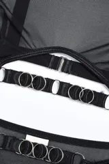 Conjunto de lencería de dos piezas negro con transparencias, compuesto por un bralette con cuello alto y detalle de argollas metálicas, y una tanga a juego con tiras ajustables y argollas.