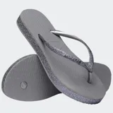 Ojotas Havaianas modelo Slim Flatform Sparkle, color gris oscuro. La suela es gruesa (flatform) y la planta tiene textura de granos de arroz. Las tiras son finas y están cubiertas de purpurina gris.