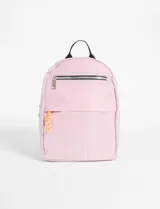 Mochila rosa de tela acolchada con cierre superior y bolsillo frontal con cierre. Tiene asa de mano y tirantes ajustables.