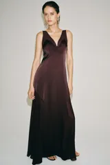 Vestido largo bordó de ZARA Woman Collection con escote en pico, tirantes finos y combinación de tejidos a tono. Cuenta con cierre lateral con cremallera oculta en costura y bajo recto.