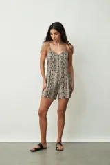 Mono corto negro con breteles finos y botones frontales.