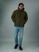 Campera acolchada verde militar con capucha, cierre frontal con cremallera y bolsillos laterales con cremallera.