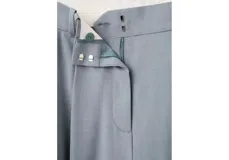 Pantalón de vestir celeste de corte recto y holgado, con pinzas en la parte delantera y bolsillos laterales.