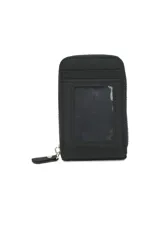 Billetera negra con cierre de cremallera y logo de la marca en la parte inferior.